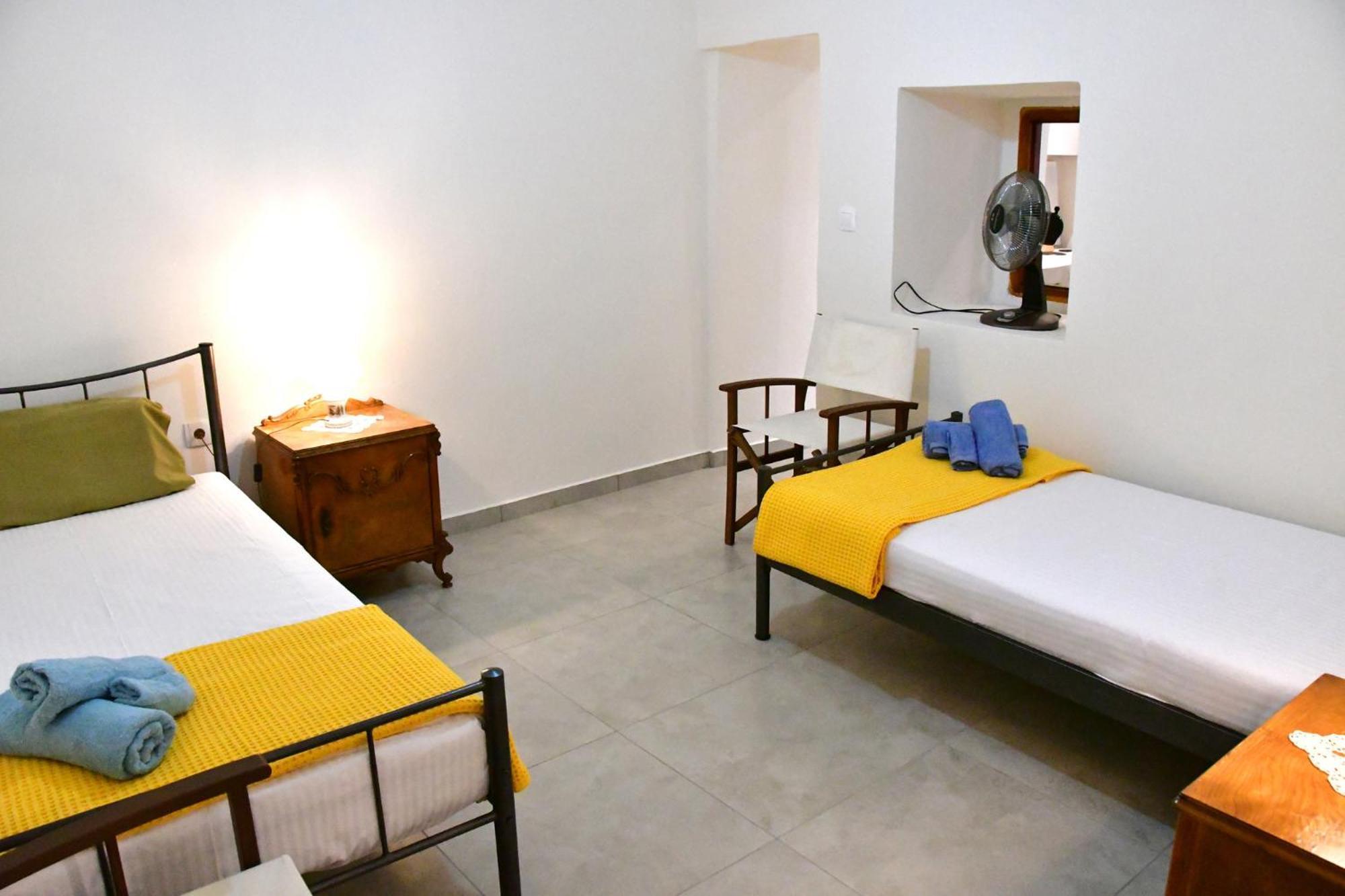Αρχοντικό Σπίτι Στην Αίγινα Apartment Bagian luar foto
