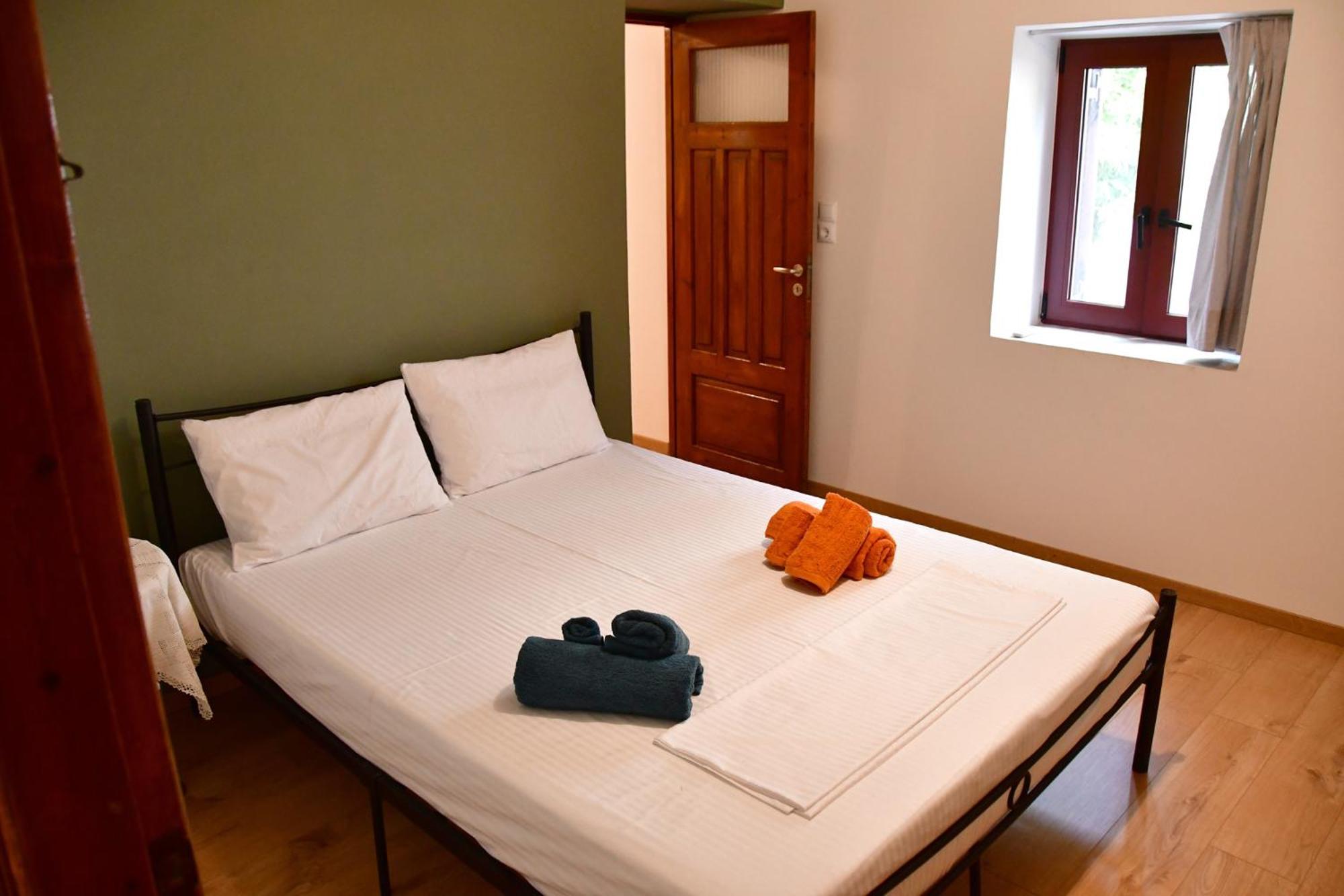 Αρχοντικό Σπίτι Στην Αίγινα Apartment Bagian luar foto